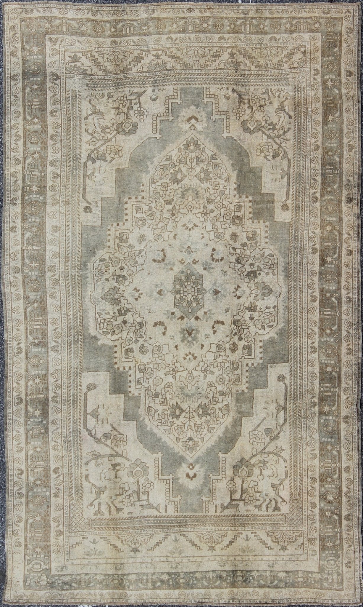Vintage Turkish Oushak Rug with Floral Medallion Design in Ivory and Gray Vintage Turkish Oushak rug with floral medallion design in ivory and gray, rug mte - 95184, country of origin / type: Turkey / Oushak, circa mid - 20th century This vi... - Keivan Woven ArtsTU - MTE - 95184 - 4972Rug