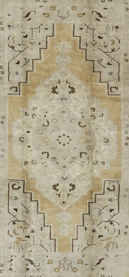 Turkish Oushak Rug in Pale Yellow, Taupe and Brown Border. Keivan Woven Arts, rug/ TU - MTE - 95185. Mid 20 - th century , Turkey. This softly muted Oushak carpet rests beautifully upon a field of elegant golden taupe. A large medallion takes center ... - Keivan Woven ArtsTU - MTE - 95185 - 4976Rug