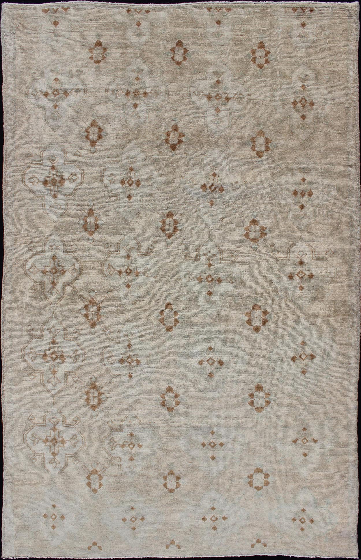 Keivan Woven Arts - Muted Oushak with All - Over Tribal Design in Light Tones of Taupe and Browns Vintage Turkish Oushak with flowers and Geometric motifs, rug TU - MTU - 101, country of origin / type: Turkey / Oushak, circa 1940 This magnifice... - Keivan Woven ArtsTU - MTU - 101 - 11060Rug