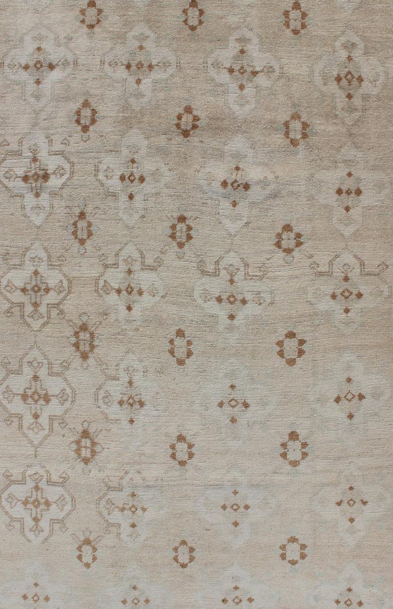 Keivan Woven Arts - Muted Oushak with All - Over Tribal Design in Light Tones of Taupe and Browns Vintage Turkish Oushak with flowers and Geometric motifs, rug TU - MTU - 101, country of origin / type: Turkey / Oushak, circa 1940 This magnifice... - Keivan Woven ArtsTU - MTU - 101 - 11060Rug