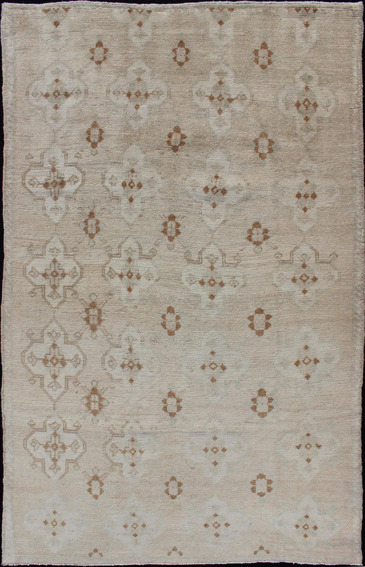 Keivan Woven Arts - Muted Oushak with All - Over Tribal Design in Light Tones of Taupe and Browns Vintage Turkish Oushak with flowers and Geometric motifs, rug TU - MTU - 101, country of origin / type: Turkey / Oushak, circa 1940 This magnifice... - Keivan Woven ArtsTU - MTU - 101 - 11060