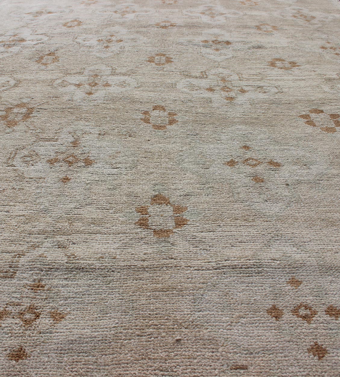 Keivan Woven Arts - Muted Oushak with All - Over Tribal Design in Light Tones of Taupe and Browns Vintage Turkish Oushak with flowers and Geometric motifs, rug TU - MTU - 101, country of origin / type: Turkey / Oushak, circa 1940 This magnifice... - Keivan Woven ArtsTU - MTU - 101 - 11060Rug