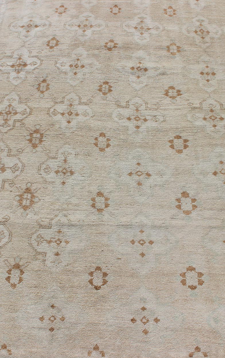 Keivan Woven Arts - Muted Oushak with All - Over Tribal Design in Light Tones of Taupe and Browns Vintage Turkish Oushak with flowers and Geometric motifs, rug TU - MTU - 101, country of origin / type: Turkey / Oushak, circa 1940 This magnifice... - Keivan Woven ArtsTU - MTU - 101 - 11060Rug