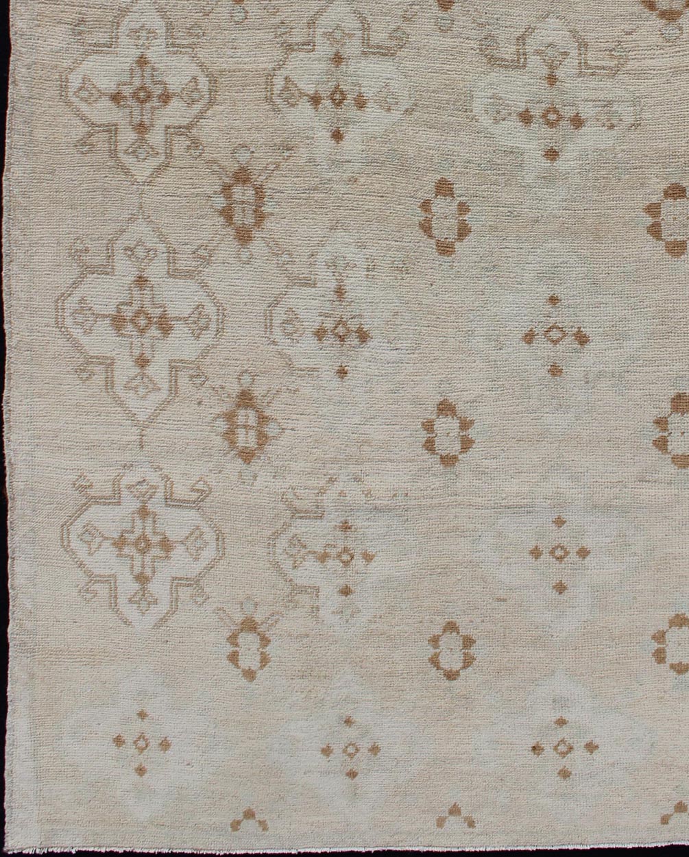 Keivan Woven Arts - Muted Oushak with All - Over Tribal Design in Light Tones of Taupe and Browns Vintage Turkish Oushak with flowers and Geometric motifs, rug TU - MTU - 101, country of origin / type: Turkey / Oushak, circa 1940 This magnifice... - Keivan Woven ArtsTU - MTU - 101 - 11060Rug