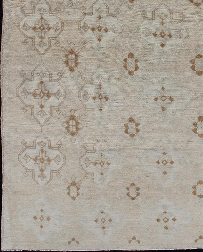 Keivan Woven Arts - Muted Oushak with All - Over Tribal Design in Light Tones of Taupe and Browns Vintage Turkish Oushak with flowers and Geometric motifs, rug TU - MTU - 101, country of origin / type: Turkey / Oushak, circa 1940 This magnifice... - Keivan Woven ArtsTU - MTU - 101 - 11060Rug