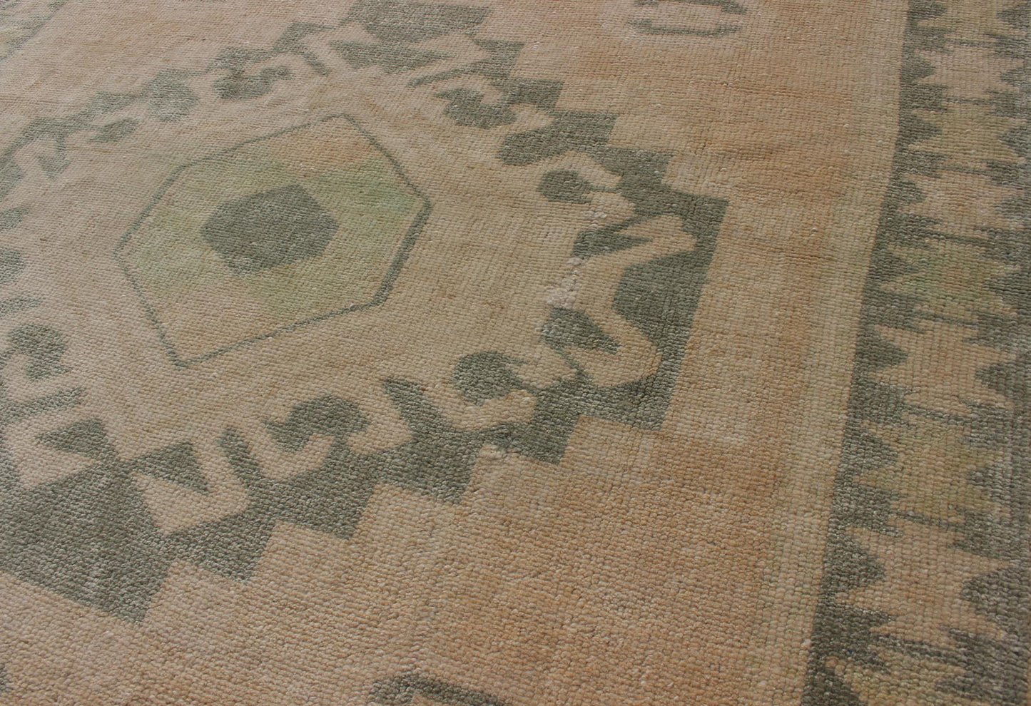 Vintage hand Knotted Oushak Rug With Central Medallion Warm Tones With Green Tones Vintage Oushak rug with central medallion warm green tones and earthy tones, Keivan Woven Arts Rug TU - MTU - 107, country of origin / type: Turkey / Oushak, circa mi... - Keivan Woven ArtsTU - MTU - 107 - 11074Rug
