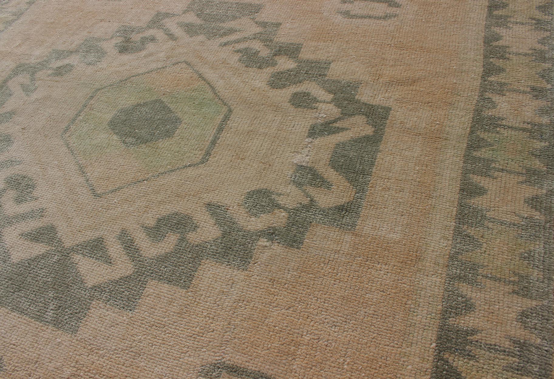 Vintage hand Knotted Oushak Rug With Central Medallion Warm Tones With Green Tones Vintage Oushak rug with central medallion warm green tones and earthy tones, Keivan Woven Arts Rug TU - MTU - 107, country of origin / type: Turkey / Oushak, circa mi... - Keivan Woven ArtsTU - MTU - 107 - 11074Rug