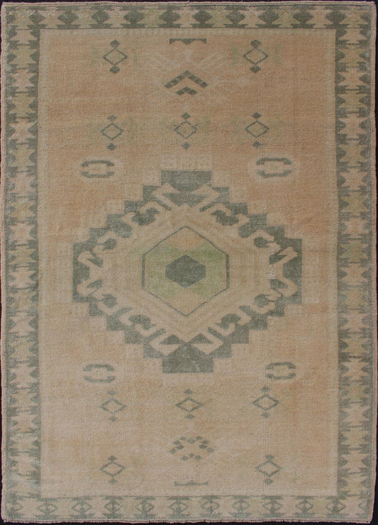 Vintage hand Knotted Oushak Rug With Central Medallion Warm Tones With Green Tones Vintage Oushak rug with central medallion warm green tones and earthy tones, Keivan Woven Arts Rug TU - MTU - 107, country of origin / type: Turkey / Oushak, circa mi... - Keivan Woven ArtsTU - MTU - 107 - 11074