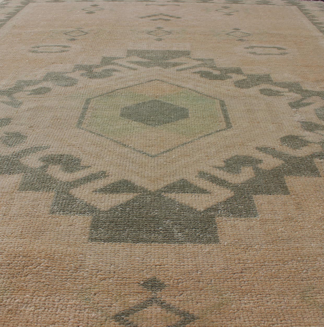 Vintage hand Knotted Oushak Rug With Central Medallion Warm Tones With Green Tones Vintage Oushak rug with central medallion warm green tones and earthy tones, Keivan Woven Arts Rug TU - MTU - 107, country of origin / type: Turkey / Oushak, circa mi... - Keivan Woven ArtsTU - MTU - 107 - 11074Rug