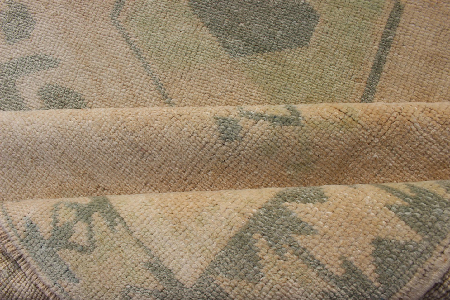 Vintage hand Knotted Oushak Rug With Central Medallion Warm Tones With Green Tones Vintage Oushak rug with central medallion warm green tones and earthy tones, Keivan Woven Arts Rug TU - MTU - 107, country of origin / type: Turkey / Oushak, circa mi... - Keivan Woven ArtsTU - MTU - 107 - 11074Rug