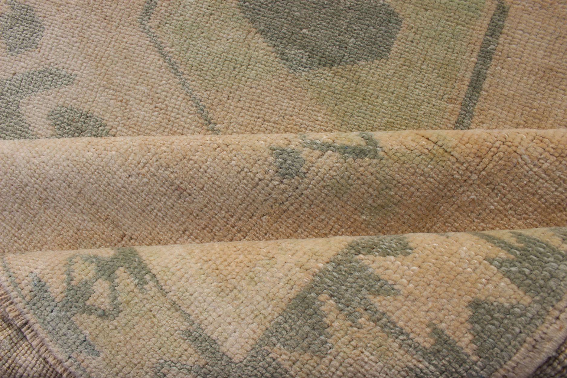 Vintage hand Knotted Oushak Rug With Central Medallion Warm Tones With Green Tones Vintage Oushak rug with central medallion warm green tones and earthy tones, Keivan Woven Arts Rug TU - MTU - 107, country of origin / type: Turkey / Oushak, circa mi... - Keivan Woven ArtsTU - MTU - 107 - 11074Rug