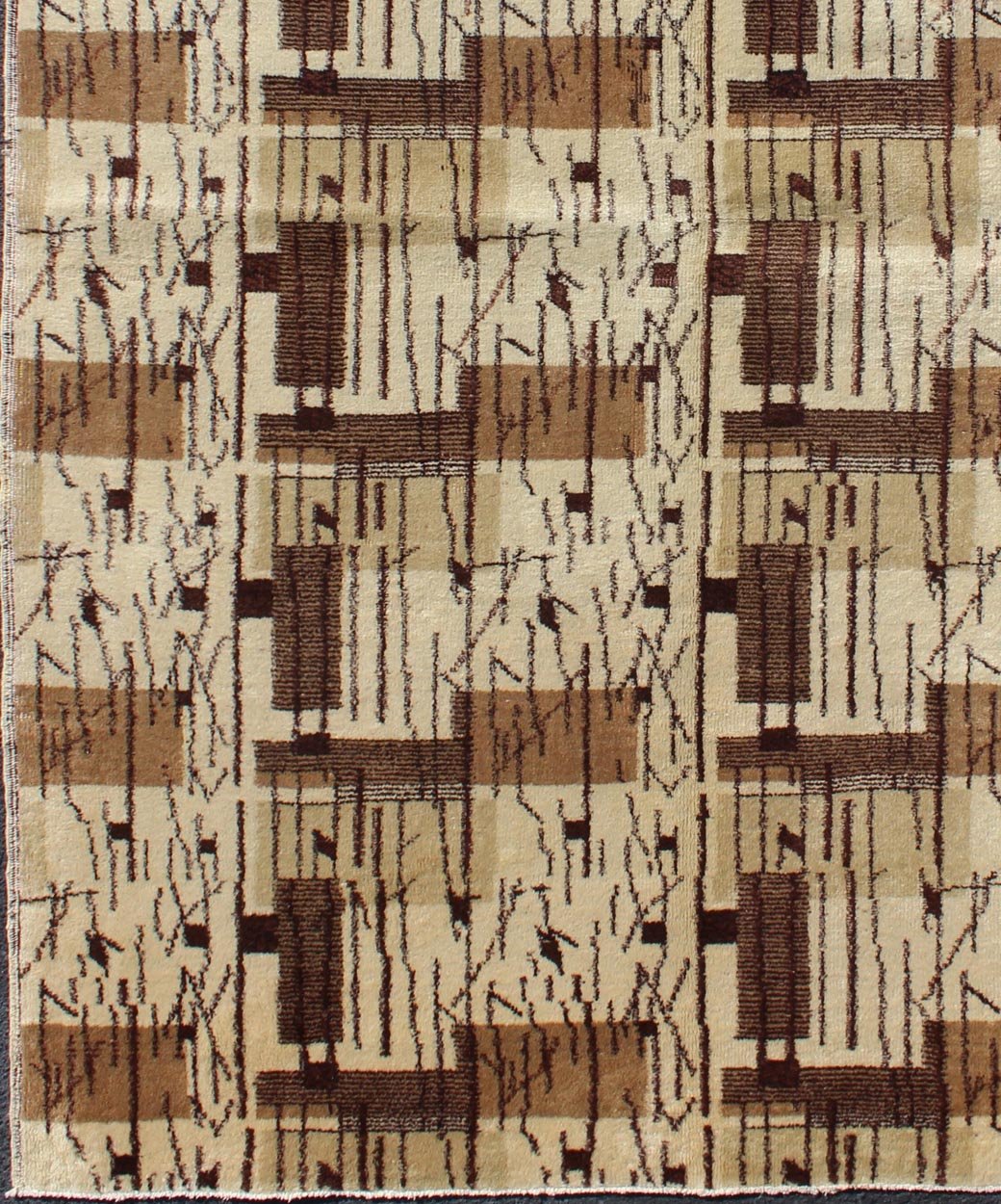 Mid - Century Modern rug with jagged stripes and blocks design in shades of brown. Keivan Woven Arts / rug TU - MTU - 136550, country of origin / type: Turkey / Oushak, circa mid - 20th century. This rug captures the spirit of the Mid - Century Modern mov... - Keivan Woven ArtsTU - MTU - 136550 - 4988Rug