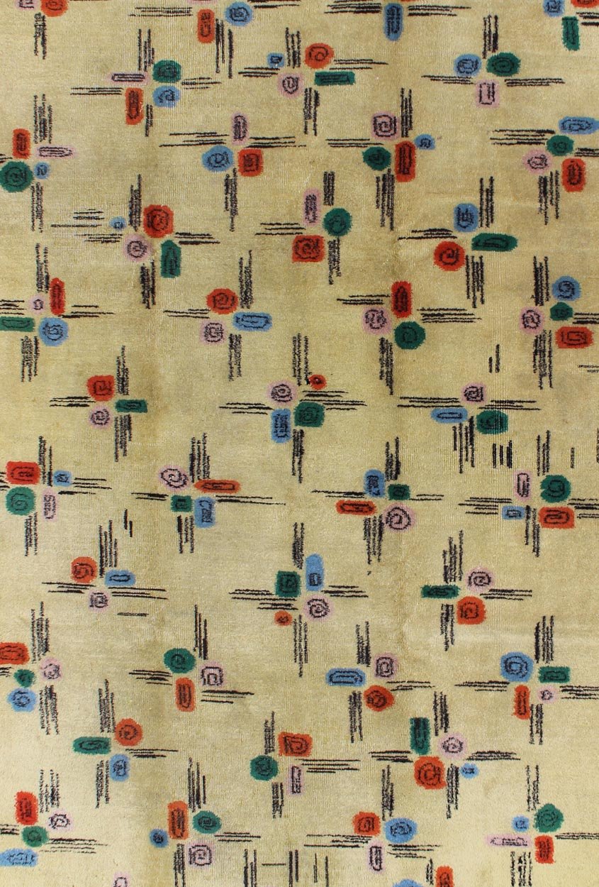 Mid - Century Modern Rug with All - Over Blossom Pattern on Pale Yellow & Cream. Mid - Century Modern Oushak Rug, rug TU - MTU - 136554, country of origin / type: Turkey / Mid - Century Modern, circa mid - 20th century. This vintage Mid - Century Modern carp... - Keivan Woven ArtsTU - MTU - 136554 - 4998Rug