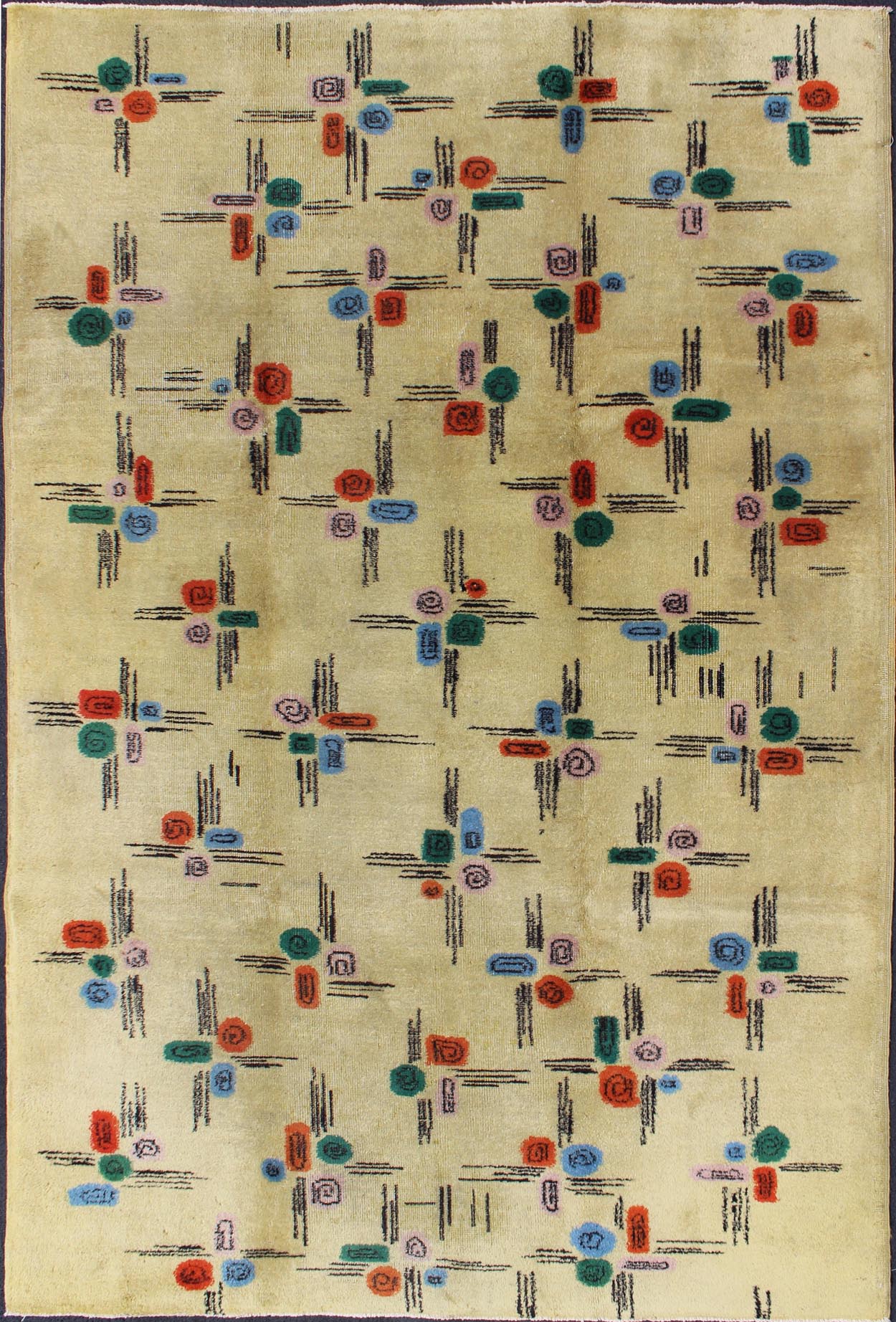 Mid - Century Modern Rug with All - Over Blossom Pattern on Pale Yellow & Cream. Mid - Century Modern Oushak Rug, rug TU - MTU - 136554, country of origin / type: Turkey / Mid - Century Modern, circa mid - 20th century. This vintage Mid - Century Modern carp... - Keivan Woven ArtsTU - MTU - 136554 - 4998Rug