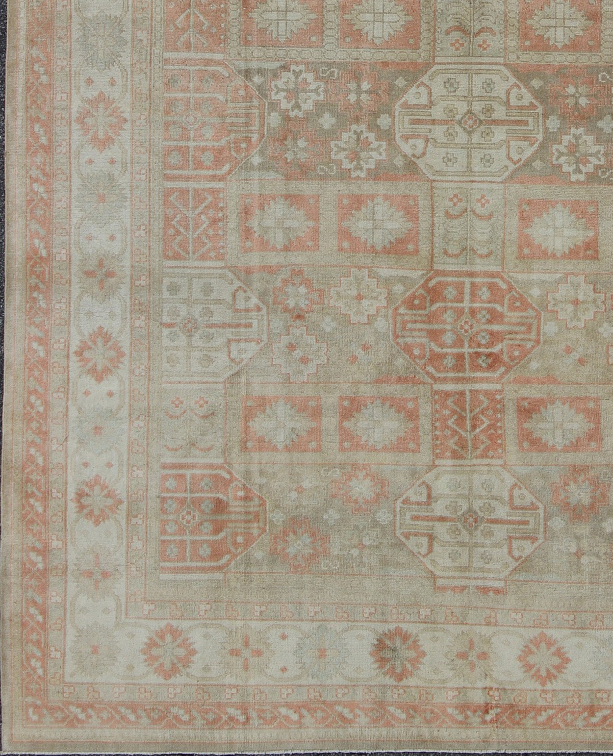 Vintage Turkish Khotan Rug with Sub - Geometric Grid Design and Detailed Borders, rug tu - mtu - 3748, country of origin / type: Turkey / Khotan, circa 1950 This stunning vintage Turkish Oushak carpet (circa mid - 20th century) features an alternating g... - Keivan Woven ArtsTU - MTU - 3748 - 9160Rug