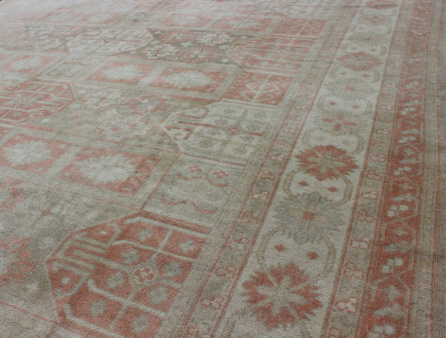 Vintage Turkish Khotan Rug with Sub - Geometric Grid Design and Detailed Borders, rug tu - mtu - 3748, country of origin / type: Turkey / Khotan, circa 1950 This stunning vintage Turkish Oushak carpet (circa mid - 20th century) features an alternating g... - Keivan Woven ArtsTU - MTU - 3748 - 9160Rug