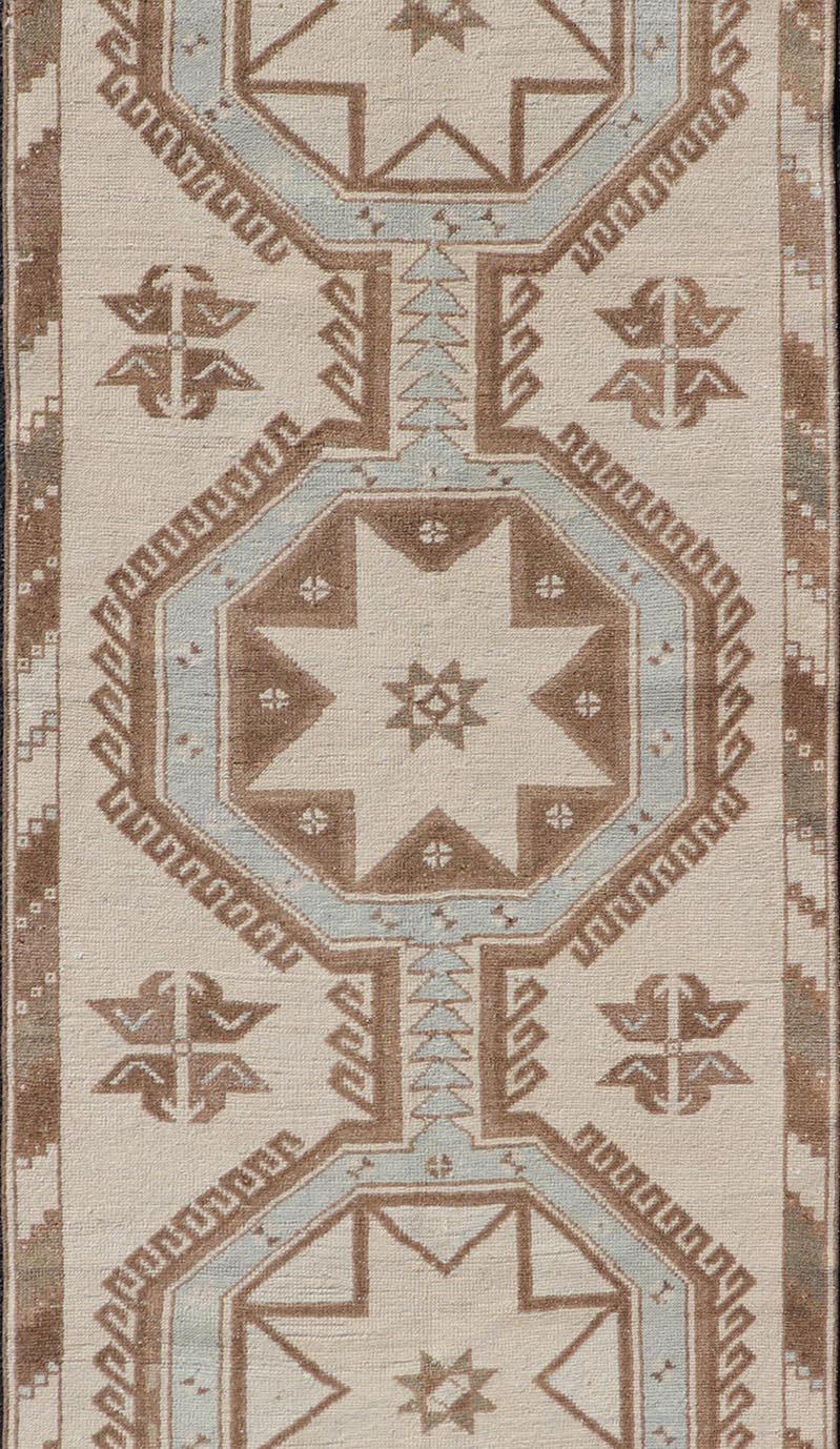 Measures: 3'1 x 9'0 Vintage Turkish Oushak Runner with Geometric Medallions in Neutral Earth Colors. Keivan Woven Arts / Rug/TU - MTU - 4662, country of origin / type: Turkey / Oushak, circa mid - 20th century. This vintage Oushak carpet from mid - 20th... - Keivan Woven ArtsTU - MTU - 4662 - 22021Rug
