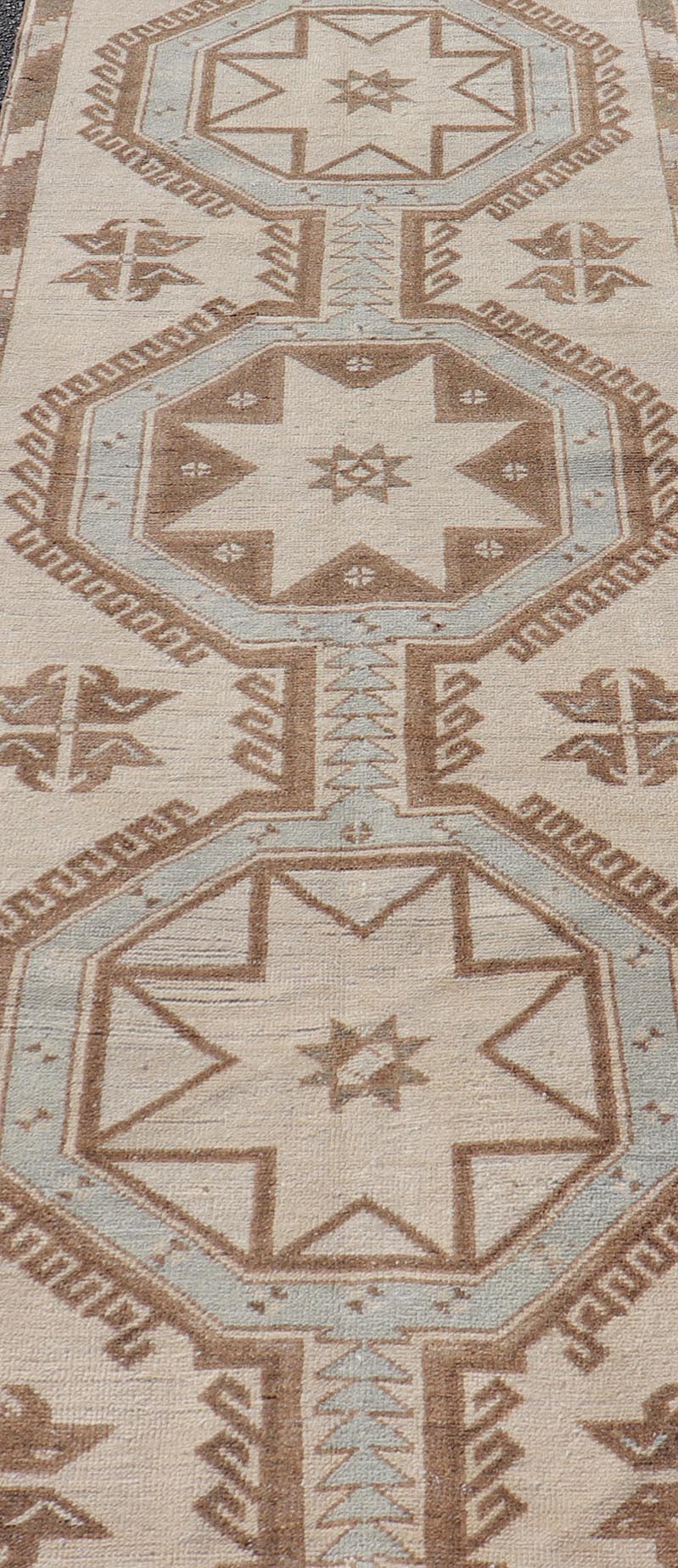 Measures: 3'1 x 9'0 Vintage Turkish Oushak Runner with Geometric Medallions in Neutral Earth Colors. Keivan Woven Arts / Rug/TU - MTU - 4662, country of origin / type: Turkey / Oushak, circa mid - 20th century. This vintage Oushak carpet from mid - 20th... - Keivan Woven ArtsTU - MTU - 4662 - 22021Rug