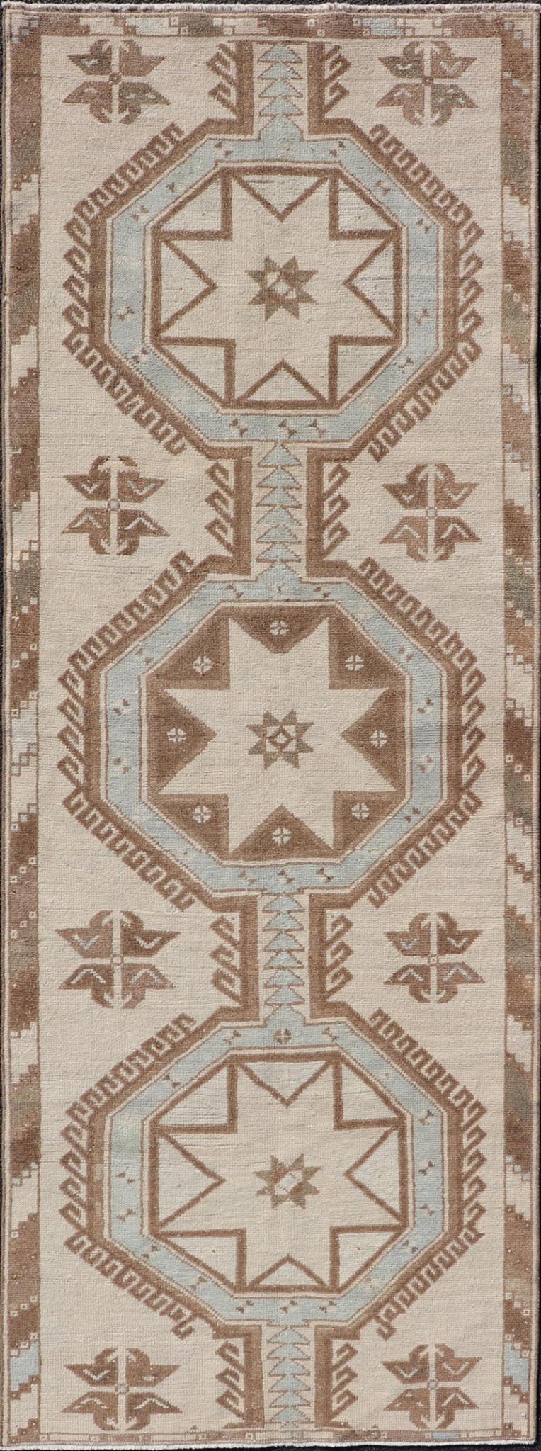 Measures: 3'1 x 9'0 Vintage Turkish Oushak Runner with Geometric Medallions in Neutral Earth Colors. Keivan Woven Arts / Rug/TU - MTU - 4662, country of origin / type: Turkey / Oushak, circa mid - 20th century. This vintage Oushak carpet from mid - 20th... - Keivan Woven ArtsTU - MTU - 4662 - 22021Rug