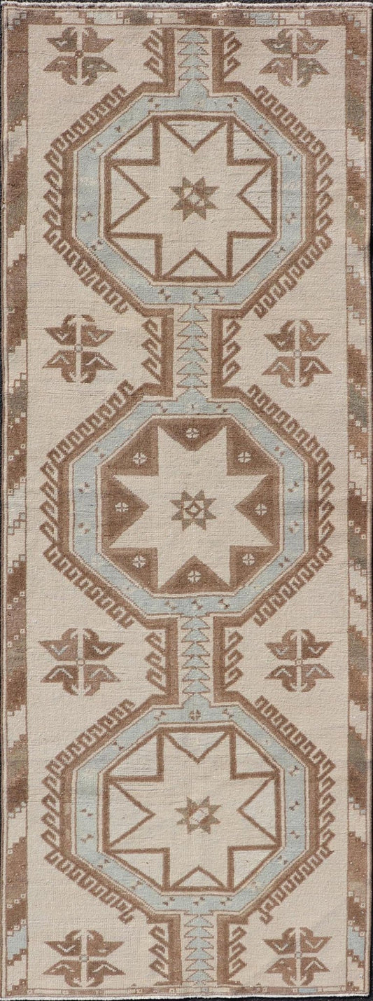 Measures: 3'1 x 9'0 Vintage Turkish Oushak Runner with Geometric Medallions in Neutral Earth Colors. Keivan Woven Arts / Rug/TU - MTU - 4662, country of origin / type: Turkey / Oushak, circa mid - 20th century. This vintage Oushak carpet from mid - 20th... - Keivan Woven ArtsTU - MTU - 4662 - 22021Rug