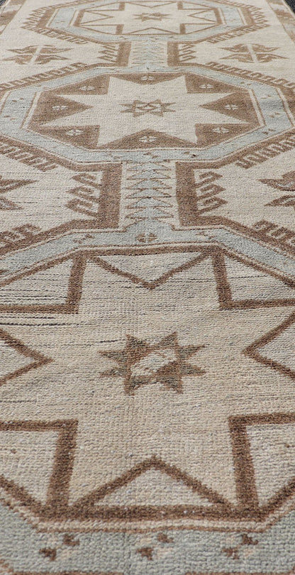 Measures: 3'1 x 9'0 Vintage Turkish Oushak Runner with Geometric Medallions in Neutral Earth Colors. Keivan Woven Arts / Rug/TU - MTU - 4662, country of origin / type: Turkey / Oushak, circa mid - 20th century. This vintage Oushak carpet from mid - 20th... - Keivan Woven ArtsTU - MTU - 4662 - 22021Rug