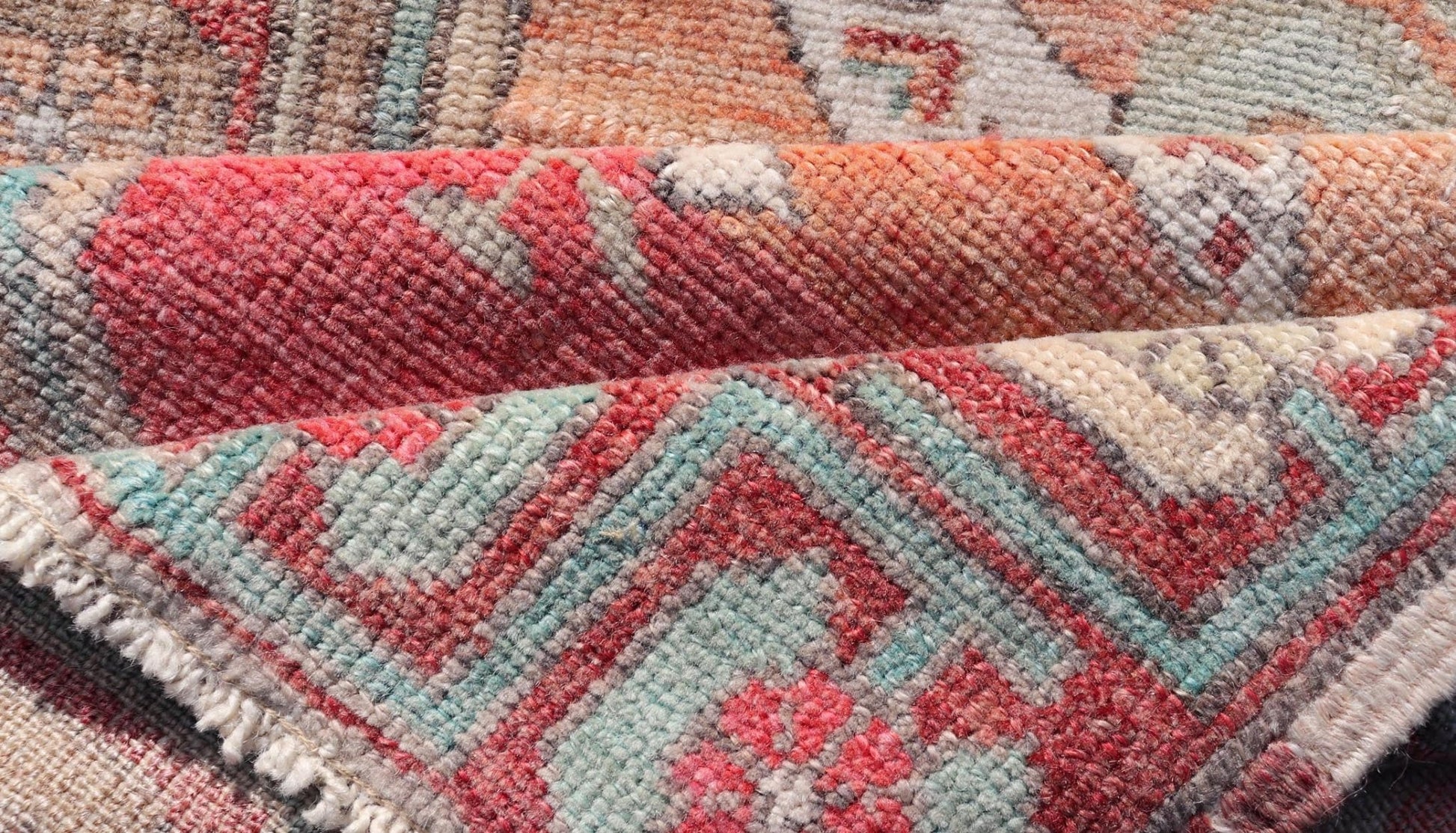 Measures: 2'4 x 3'4 Turkish Vintage Tribal Large Medallion Oushak With Shell Flower Design Border. Country of origin: Turkey; type: Oushak; design: Medallion; Keivan Woven Arts: rug TU - MTU - 4675. This beautiful rug from mid - 20th century Turk... - Keivan Woven ArtsTU - MTU - 4675 - 22057Rug