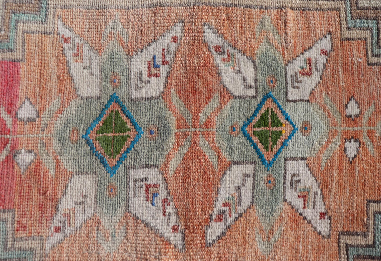Measures: 2'4 x 3'4 Turkish Vintage Tribal Large Medallion Oushak With Shell Flower Design Border. Country of origin: Turkey; type: Oushak; design: Medallion; Keivan Woven Arts: rug TU - MTU - 4675. This beautiful rug from mid - 20th century Turk... - Keivan Woven ArtsTU - MTU - 4675 - 22057Rug