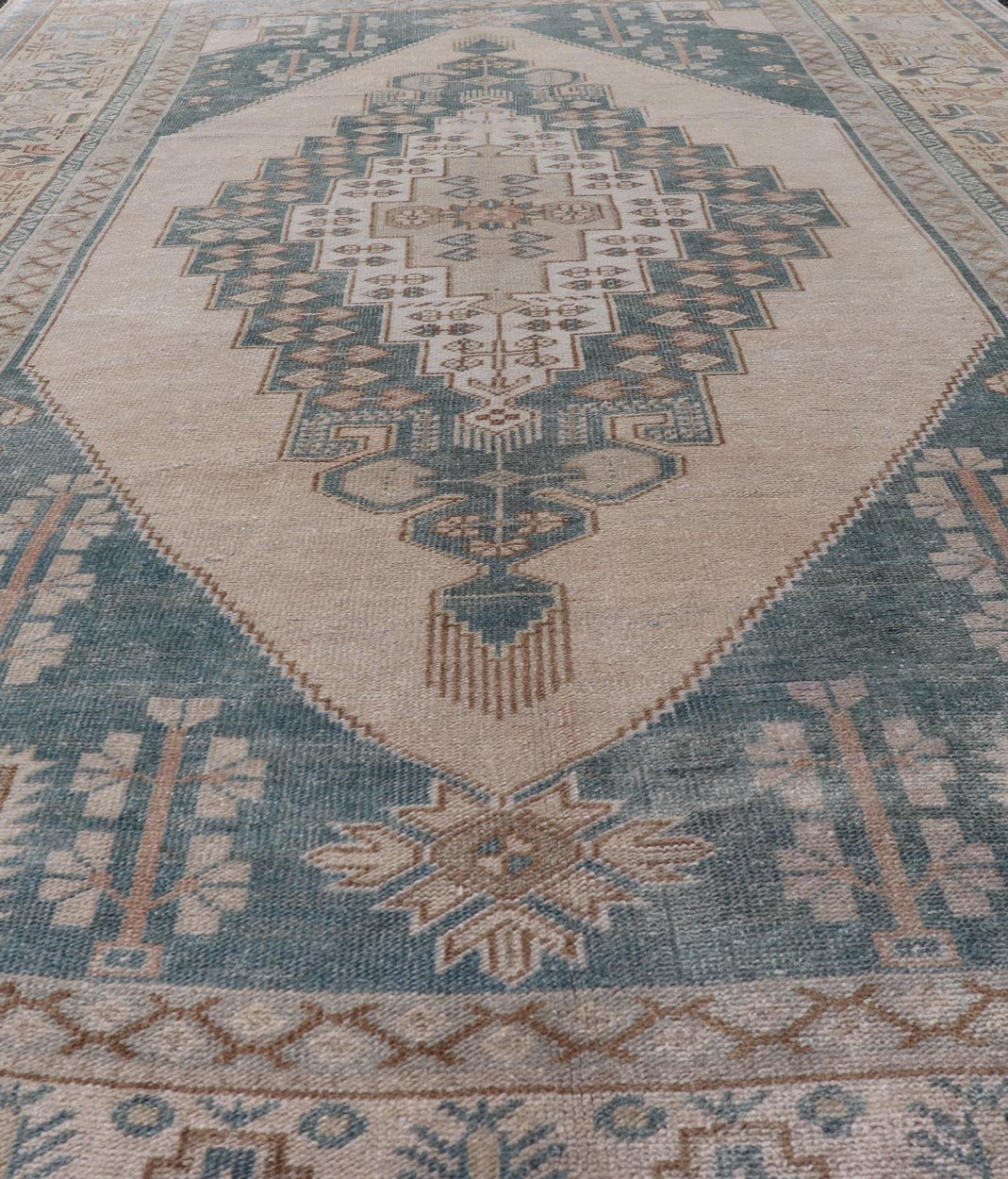 Turkish Oushak Vintage Carpet from Turkey in Light Yellow and Blue Tones Vintage Hand Knotted Oushak carpet from Turkey in blue and cream tones, Keivan Woven Arts / rug TU - MTU - 4869, country of origin / type: Turkey / Oushak, circa 1940 ... - Keivan Woven ArtsTU - MTU - 4869 - 17586Rug