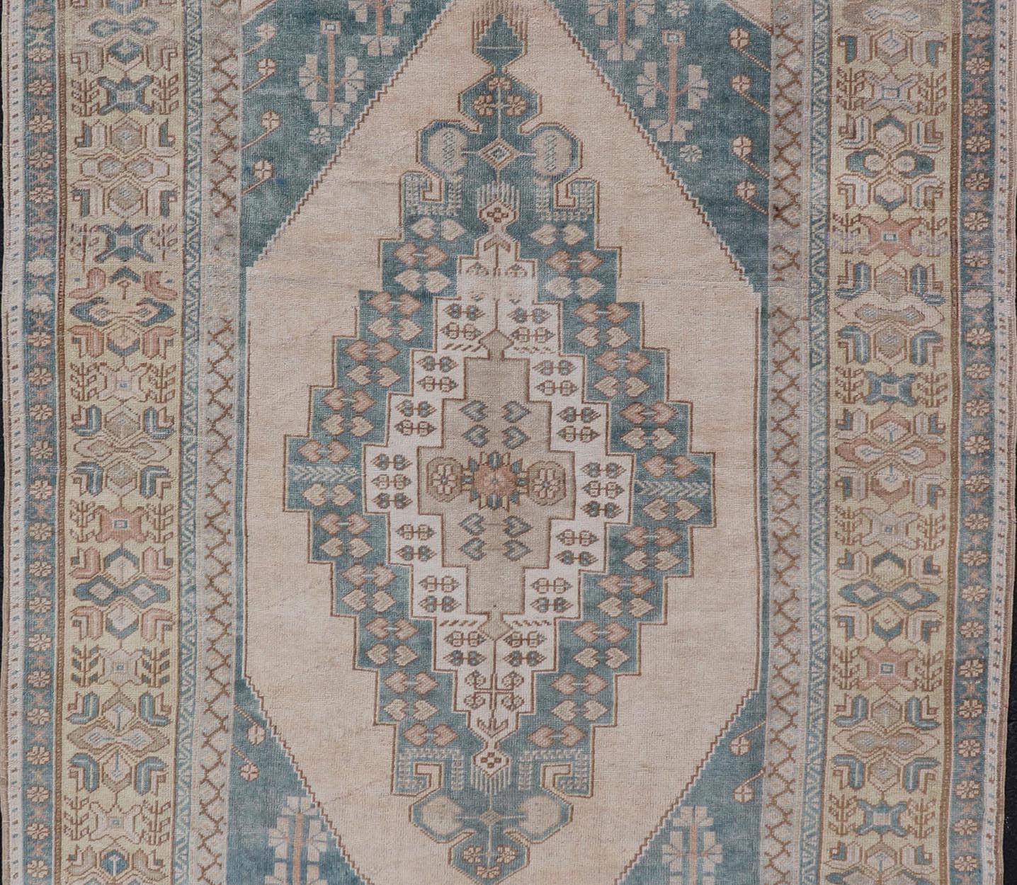 Turkish Oushak Vintage Carpet from Turkey in Light Yellow and Blue Tones Vintage Hand Knotted Oushak carpet from Turkey in blue and cream tones, Keivan Woven Arts / rug TU - MTU - 4869, country of origin / type: Turkey / Oushak, circa 1940 ... - Keivan Woven ArtsTU - MTU - 4869 - 17586Rug