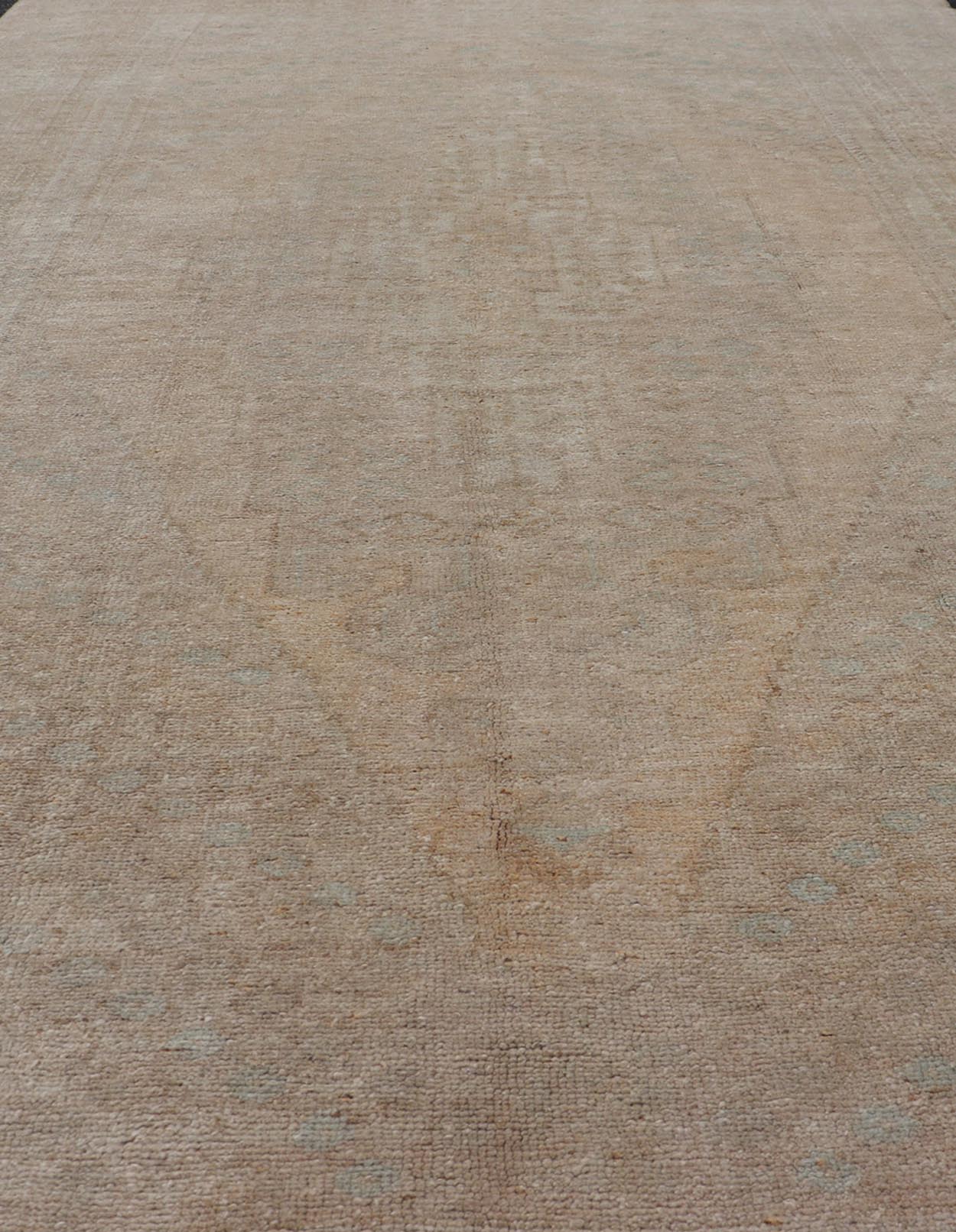 Vintage short Gallery Turkish Oushak Rug in Earth Tones, Light Brown and Taupe Vintage Gallery runner from Turkey with Medallion design in various tones of tan, sand, taupe and light brown rug/TU - MTU - 4889. Measures: 5'4 x 10'7 - Keivan Woven ArtsTU - MTU - 4889 - 18625