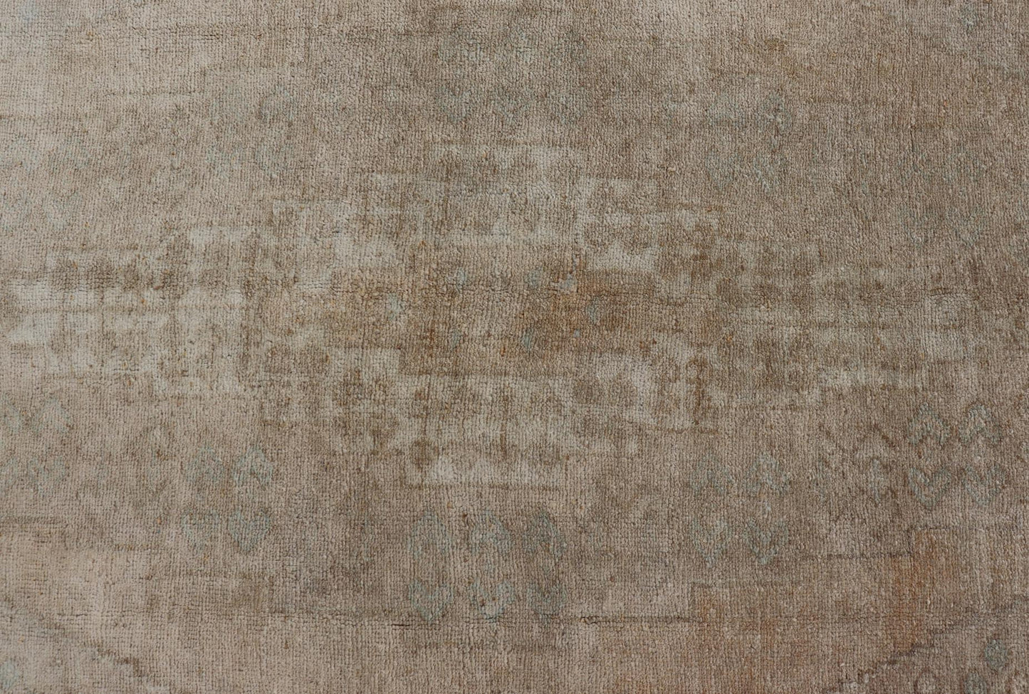 Vintage short Gallery Turkish Oushak Rug in Earth Tones, Light Brown and Taupe Vintage Gallery runner from Turkey with Medallion design in various tones of tan, sand, taupe and light brown rug/TU - MTU - 4889. Measures: 5'4 x 10'7 - Keivan Woven ArtsTU - MTU - 4889 - 18625
