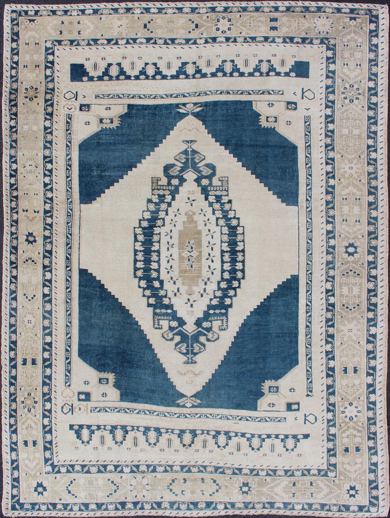 Keivan Woven Arts Vintage Turkish Oushak Rug with Central Medallion in Blue and Cream Faded vintage Turkish Oushak rug with Central Medallion in cream and blue, rug tu - mtu - 4929, country of origin / type: Turkey / Oushak, circa 1940 ... - Keivan Woven ArtsTU - MTU - 4929 - 12168Rug
