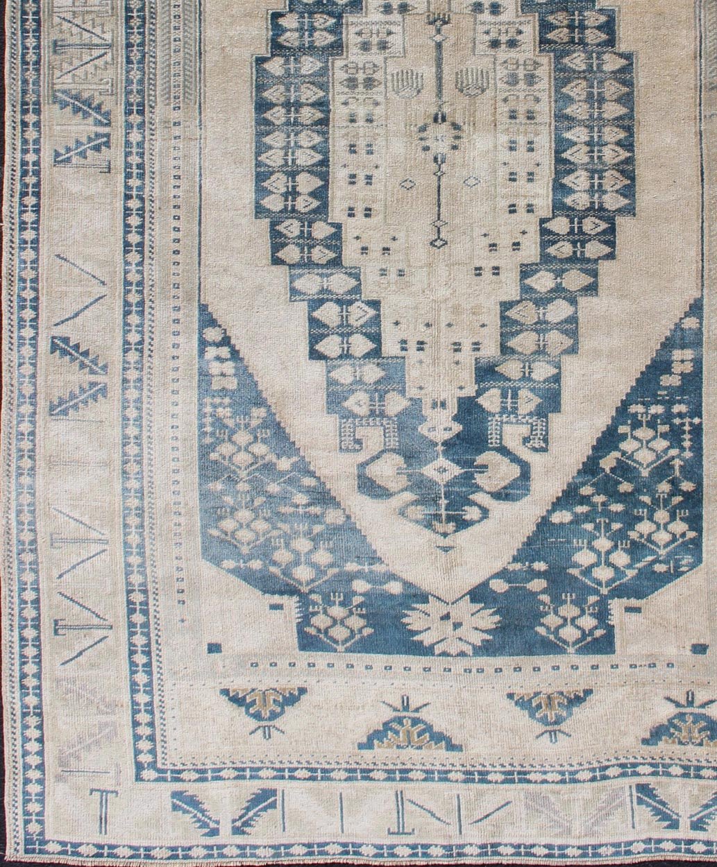 Vintage Hand Knotted Turkish Oushak Rug With Central Medallion in Blue and Cream Vintage Turkish Oushak rug with Central Medallion in cream and blue, rug/TU - MTU - 4936, Keivan Woven Arts / country of origin / type: Turkey / Oushak, circa 1940 ... - Keivan Woven ArtsTU - MTU - 4936 - 12176Rug