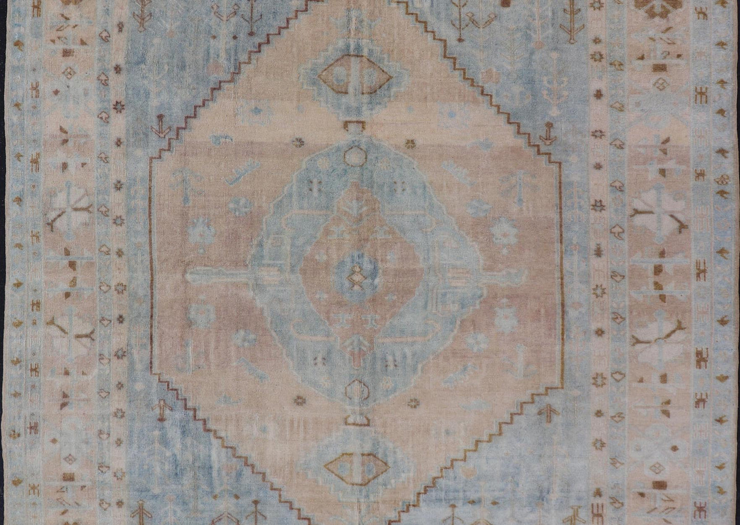 Muted Vintage Turkish Oushak Rug in Wool With Sub - Geometric Understated Design This vintage Turkish Oushak rug has been hand - knotted in wool and features a sub - geometric design rendered in muted tones of tan and blue. A complementary, multi - tie... - Keivan Woven ArtsTU - MTU - 4961 - 19016Rug