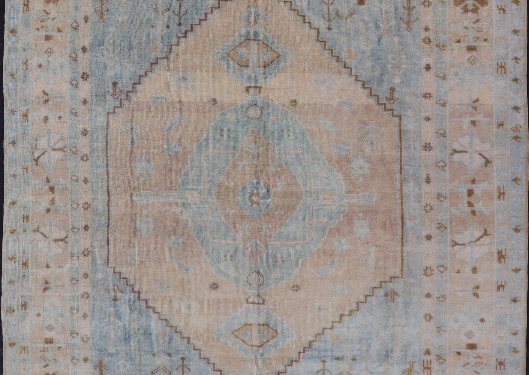 Muted Vintage Turkish Oushak Rug in Wool With Sub - Geometric Understated Design This vintage Turkish Oushak rug has been hand - knotted in wool and features a sub - geometric design rendered in muted tones of tan and blue. A complementary, multi - tie... - Keivan Woven ArtsTU - MTU - 4961 - 19016Rug