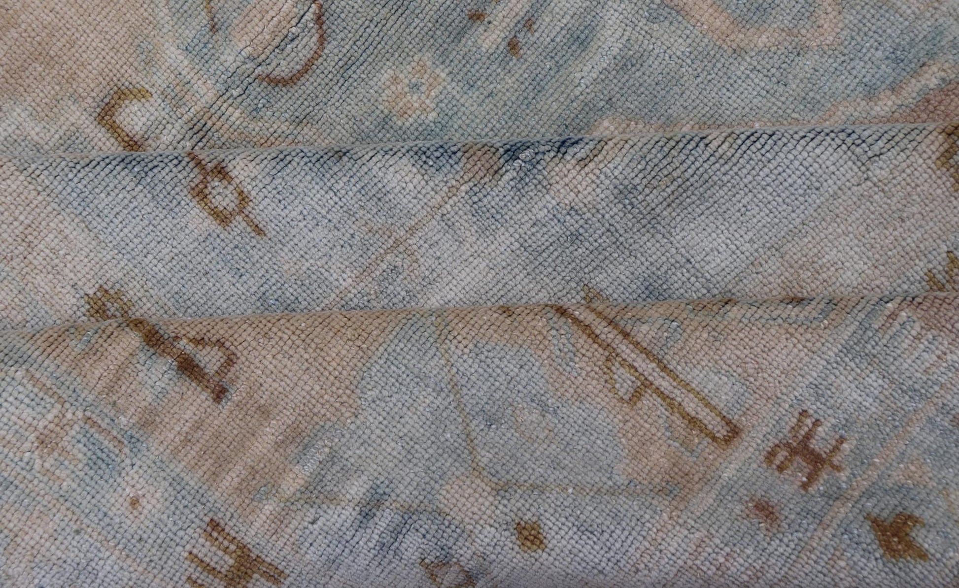 Muted Vintage Turkish Oushak Rug in Wool With Sub - Geometric Understated Design This vintage Turkish Oushak rug has been hand - knotted in wool and features a sub - geometric design rendered in muted tones of tan and blue. A complementary, multi - tie... - Keivan Woven ArtsTU - MTU - 4961 - 19016Rug