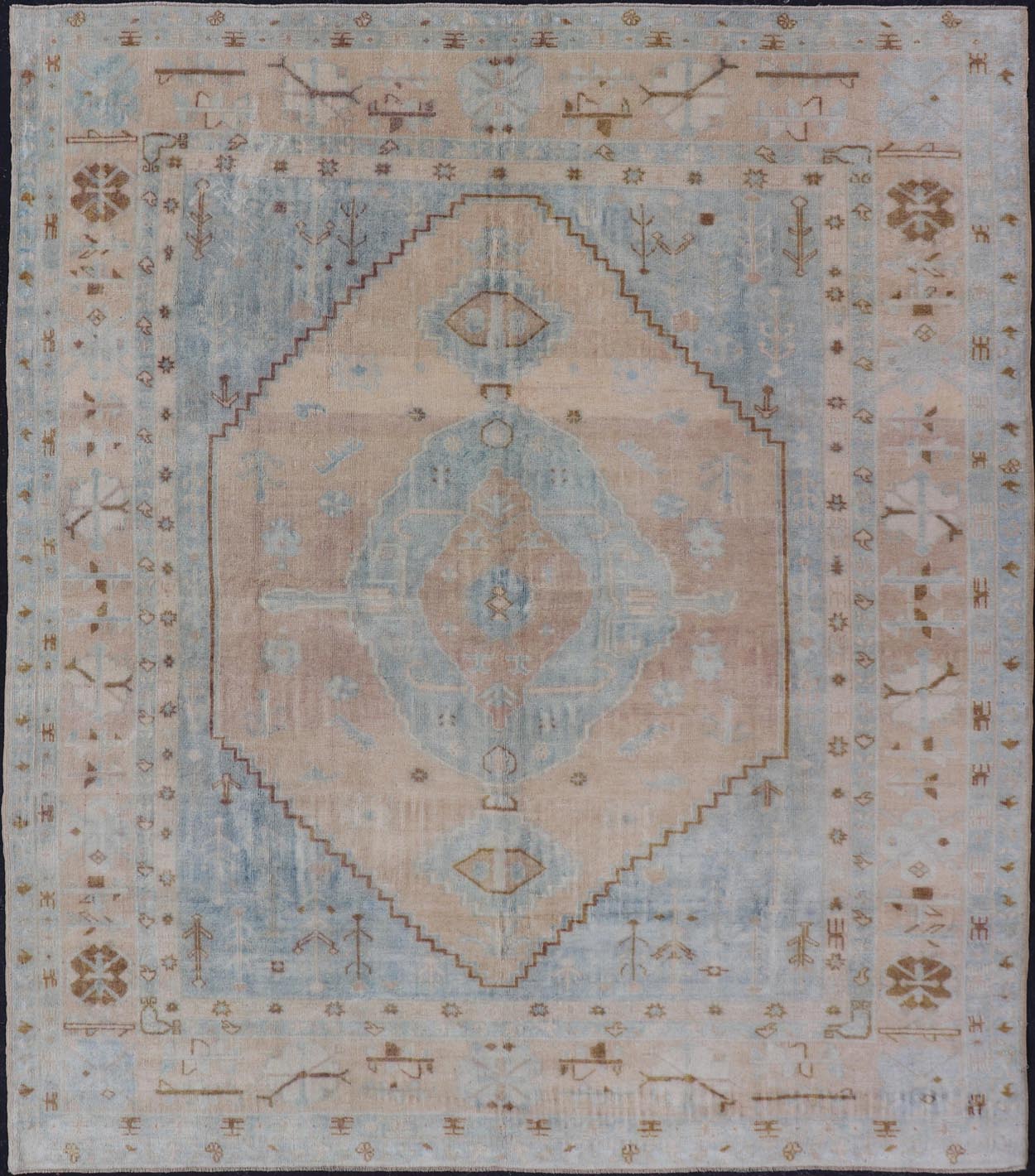 Muted Vintage Turkish Oushak Rug in Wool With Sub - Geometric Understated Design This vintage Turkish Oushak rug has been hand - knotted in wool and features a sub - geometric design rendered in muted tones of tan and blue. A complementary, multi - tie... - Keivan Woven ArtsTU - MTU - 4961 - 19016Rug
