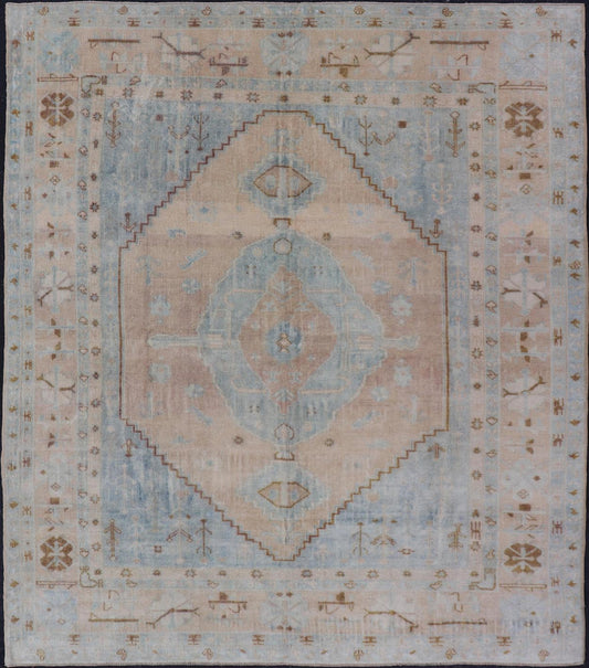 Muted Vintage Turkish Oushak Rug in Wool With Sub - Geometric Understated Design This vintage Turkish Oushak rug has been hand - knotted in wool and features a sub - geometric design rendered in muted tones of tan and blue. A complementary, multi - tie... - Keivan Woven ArtsTU - MTU - 4961 - 19016Rug