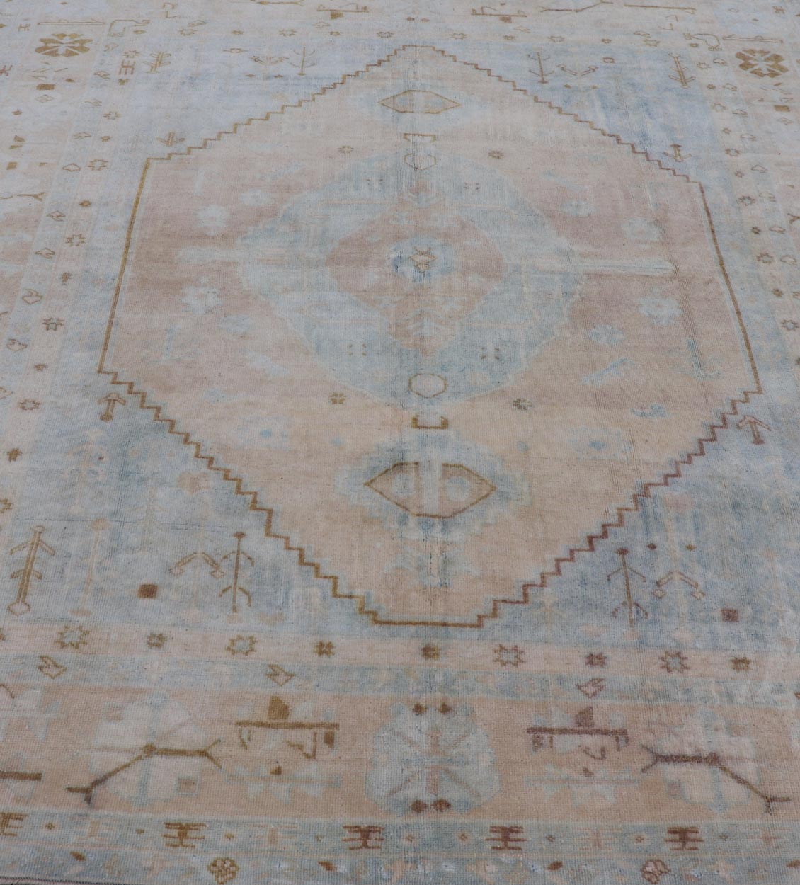 Muted Vintage Turkish Oushak Rug in Wool With Sub - Geometric Understated Design This vintage Turkish Oushak rug has been hand - knotted in wool and features a sub - geometric design rendered in muted tones of tan and blue. A complementary, multi - tie... - Keivan Woven ArtsTU - MTU - 4961 - 19016Rug
