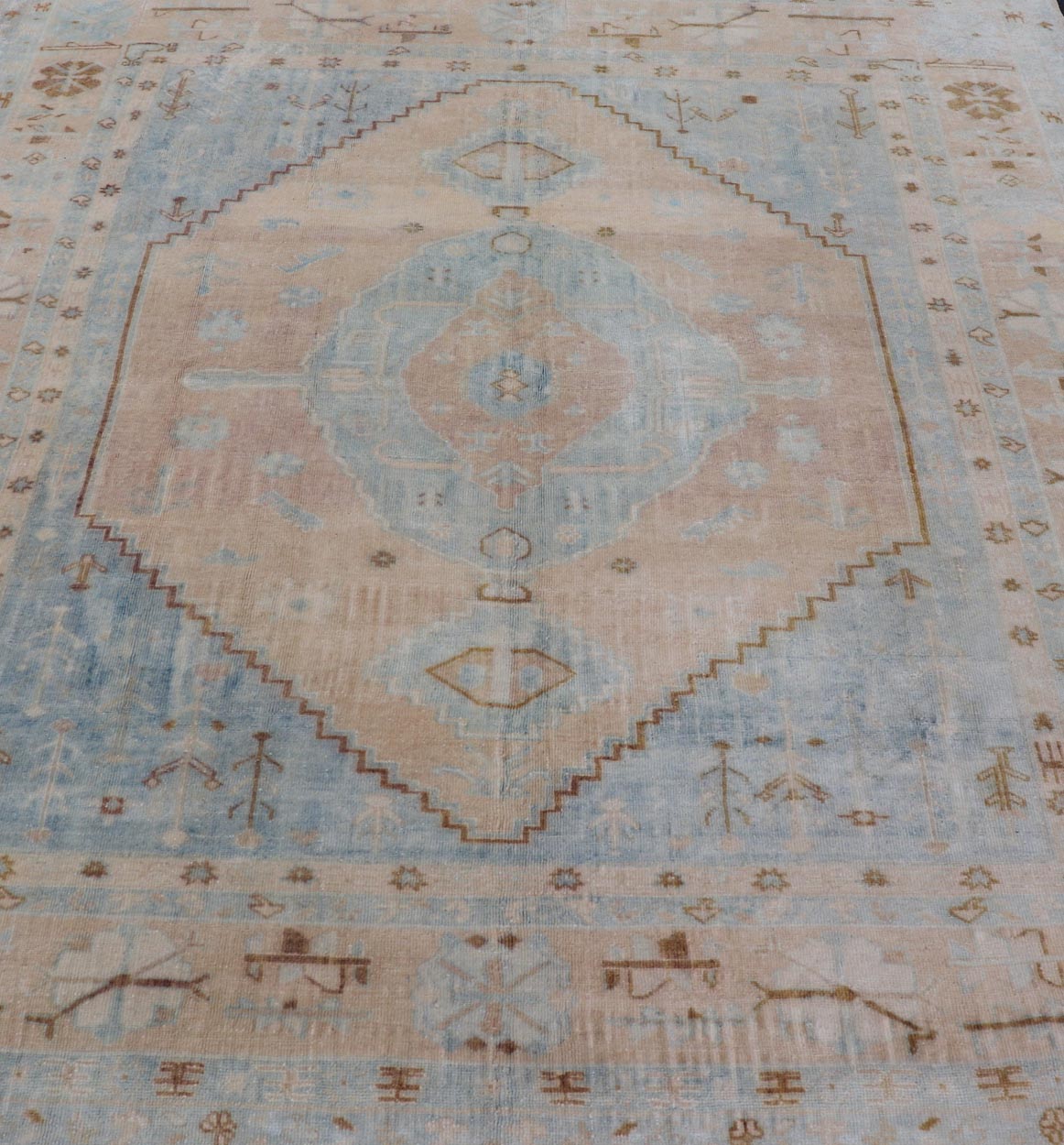 Muted Vintage Turkish Oushak Rug in Wool With Sub - Geometric Understated Design This vintage Turkish Oushak rug has been hand - knotted in wool and features a sub - geometric design rendered in muted tones of tan and blue. A complementary, multi - tie... - Keivan Woven ArtsTU - MTU - 4961 - 19016Rug