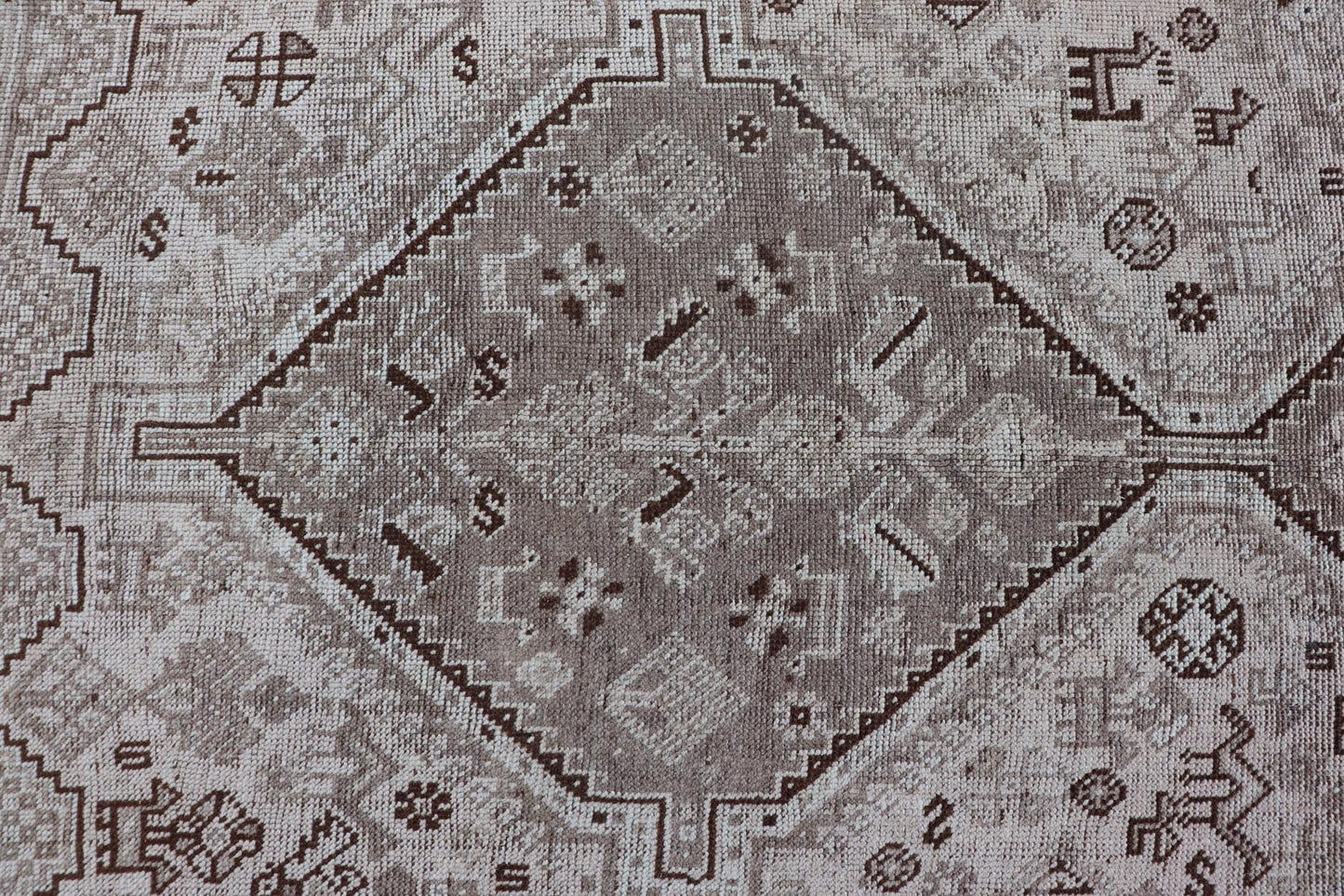 Persian Shiraz rug with vertical sub - geometric medallions in earth tones. rug TU - MTU - 4970, country of origin / type: Iran / Shiraz, circa 1920 Keivan Woven Arts Measures: 7'0 x 10'0 - Keivan Woven ArtsTU - MTU - 4970 - 19214Rug