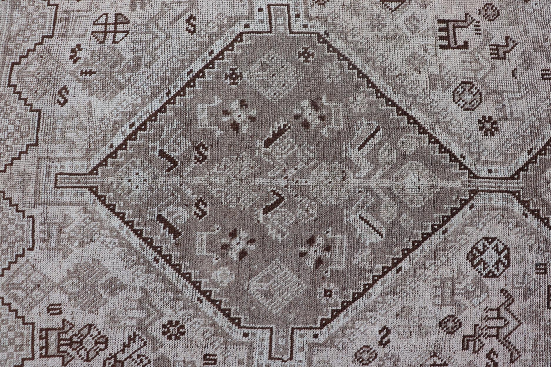 Persian Shiraz rug with vertical sub - geometric medallions in earth tones. rug TU - MTU - 4970, country of origin / type: Iran / Shiraz, circa 1920 Keivan Woven Arts Measures: 7'0 x 10'0 - Keivan Woven ArtsTU - MTU - 4970 - 19214Rug