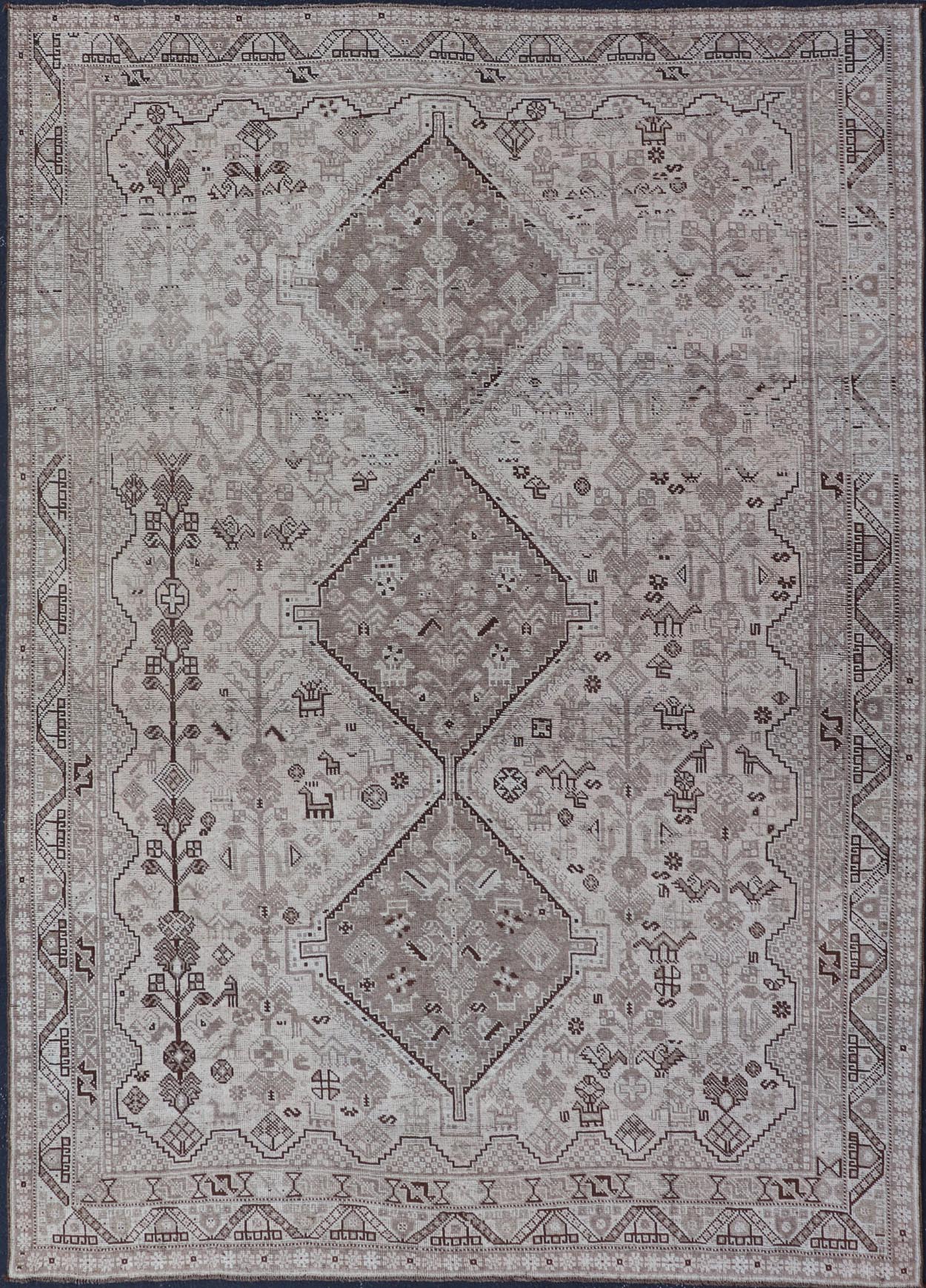 Persian Shiraz rug with vertical sub - geometric medallions in earth tones. rug TU - MTU - 4970, country of origin / type: Iran / Shiraz, circa 1920 Keivan Woven Arts Measures: 7'0 x 10'0 - Keivan Woven ArtsTU - MTU - 4970 - 19214Rug