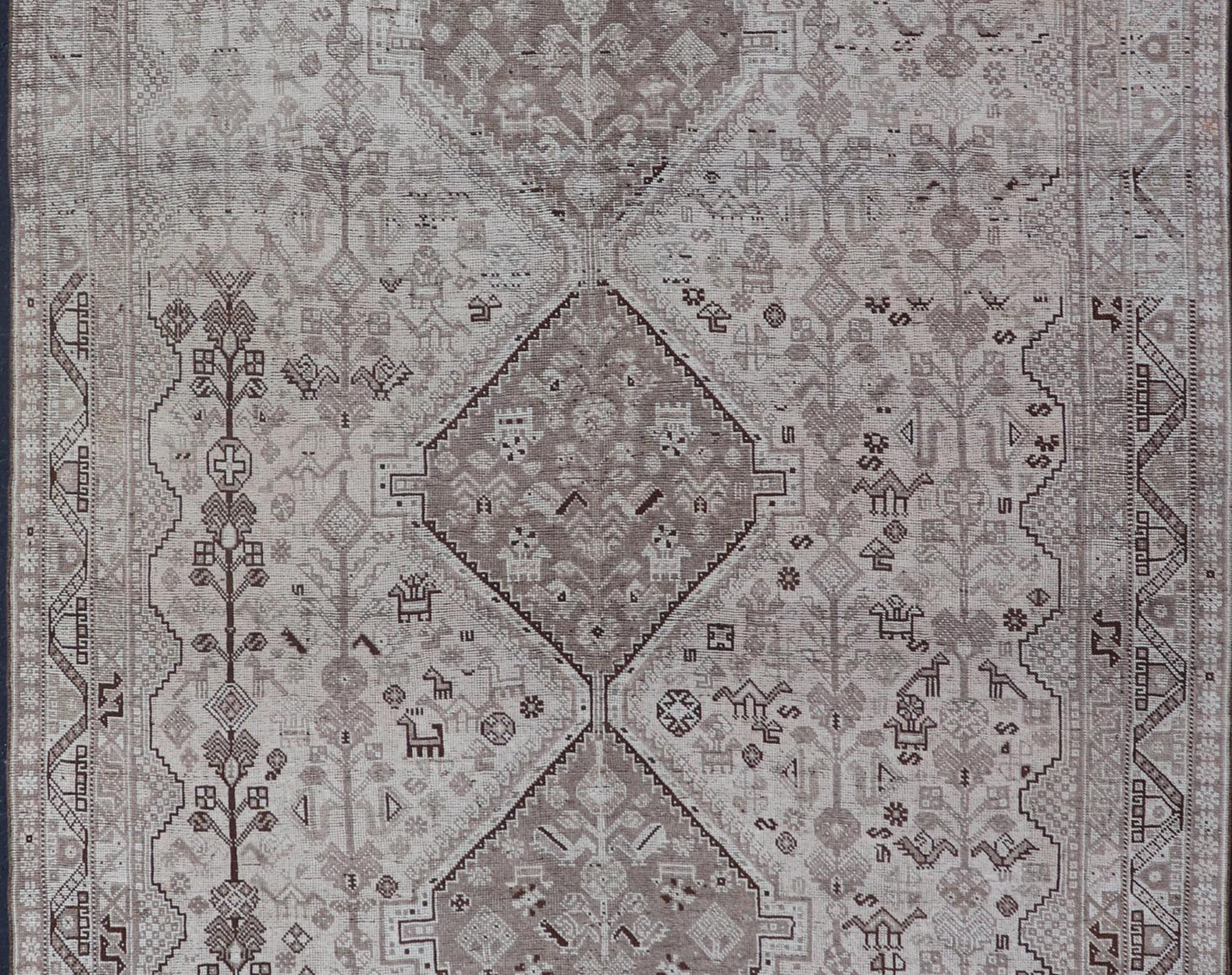 Persian Shiraz rug with vertical sub - geometric medallions in earth tones. rug TU - MTU - 4970, country of origin / type: Iran / Shiraz, circa 1920 Keivan Woven Arts Measures: 7'0 x 10'0 - Keivan Woven ArtsTU - MTU - 4970 - 19214Rug