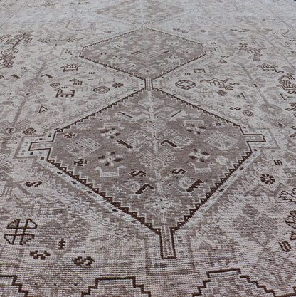 Persian Shiraz rug with vertical sub - geometric medallions in earth tones. rug TU - MTU - 4970, country of origin / type: Iran / Shiraz, circa 1920 Keivan Woven Arts Measures: 7'0 x 10'0 - Keivan Woven ArtsTU - MTU - 4970 - 19214Rug