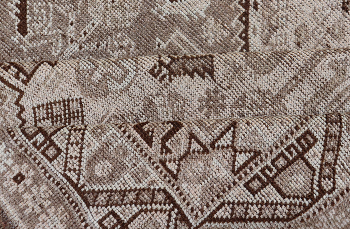 Persian Shiraz rug with vertical sub - geometric medallions in earth tones. rug TU - MTU - 4970, country of origin / type: Iran / Shiraz, circa 1920 Keivan Woven Arts Measures: 7'0 x 10'0 - Keivan Woven ArtsTU - MTU - 4970 - 19214Rug