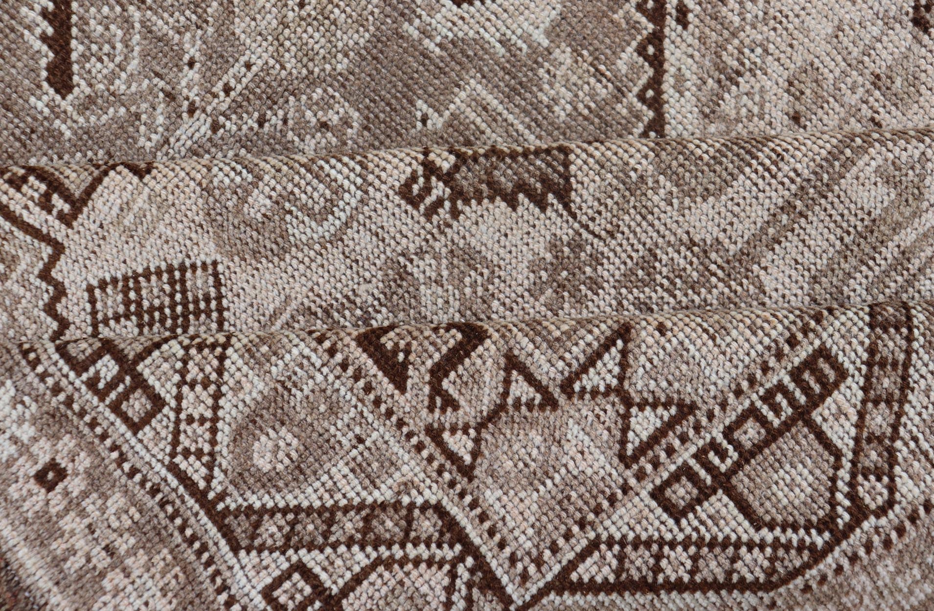 Persian Shiraz rug with vertical sub - geometric medallions in earth tones. rug TU - MTU - 4970, country of origin / type: Iran / Shiraz, circa 1920 Keivan Woven Arts Measures: 7'0 x 10'0 - Keivan Woven ArtsTU - MTU - 4970 - 19214Rug