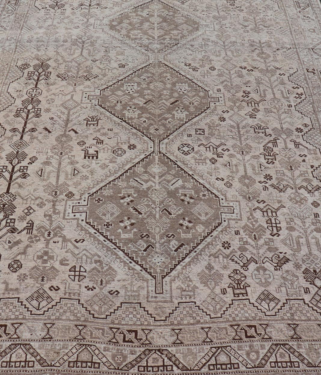 Persian Shiraz rug with vertical sub - geometric medallions in earth tones. rug TU - MTU - 4970, country of origin / type: Iran / Shiraz, circa 1920 Keivan Woven Arts Measures: 7'0 x 10'0 - Keivan Woven ArtsTU - MTU - 4970 - 19214Rug