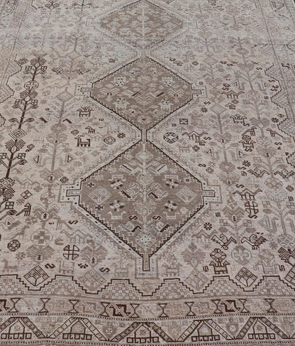 Persian Shiraz rug with vertical sub - geometric medallions in earth tones. rug TU - MTU - 4970, country of origin / type: Iran / Shiraz, circa 1920 Keivan Woven Arts Measures: 7'0 x 10'0 - Keivan Woven ArtsTU - MTU - 4970 - 19214Rug