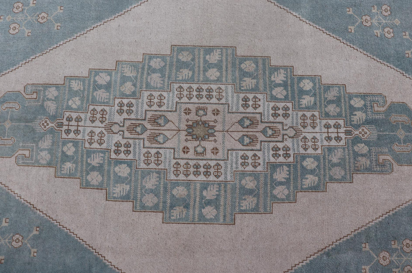 Large Vintage Turkish Oushak Rug with Central Medallion in Blue and Cream Faded vintage Turkish Oushak rug with Central Medallion in cream and blue, rug TU - MTU - 6011, country of origin / type: Turkey / Oushak, circa 1940 This sublime a... - Keivan Woven ArtsTU - MTU - 6011 - 19220Rug